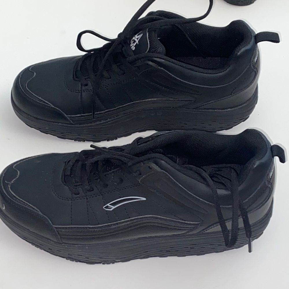 LA GEAR ROCK N TONE SHOES SIZE 9.5
(Unisex )